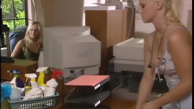 Licking shaved pussy of Hannah Harper