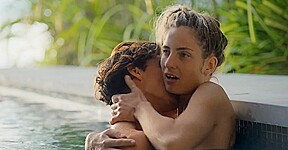 on commence a baiser dans la piscine