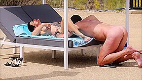 libertine mature en coquine au bord de la piscine