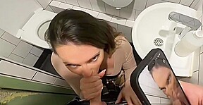 baiser dans les chiottes puis dans la chambre par 2 mecs